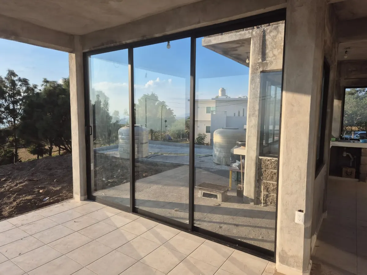 Proyecto destacado de cancelería en aluminio y vidrio, fabricado a la medida